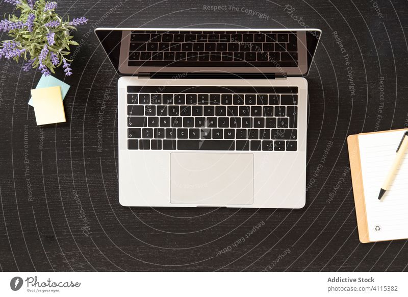 Von oben auf einen schwarzen Tisch gestellter Laptop Arbeit Arbeitsbereich Keyboard heimwärts Gerät Computer Lifestyle digital Apparatur Arbeitsplatz modern
