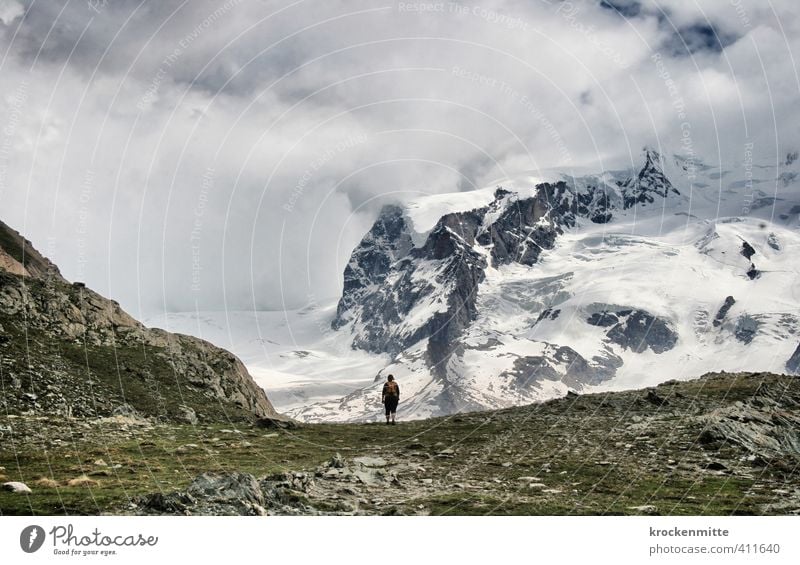 Wanderlust Freizeit & Hobby wandern Umwelt Natur Landschaft Himmel Wolken Gras Grünpflanze Hügel Felsen Alpen Berge u. Gebirge Gipfel Schneebedeckte Gipfel