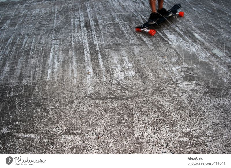 in Fahrt Sport Sportler Skateboard Skateboarding Betonboden Fuß 1 Mensch 18-30 Jahre Jugendliche Erwachsene Schuhe Holz fahren genießen lernen Spielen sportlich