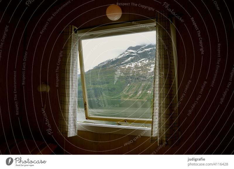 Blick durch das Fenster einer norwegischen Hütte in die Natur Lampe ausblick Aussicht Norwegen Fjord Landschaft Berge u. Gebirge reisen Tourismus Skandinavien