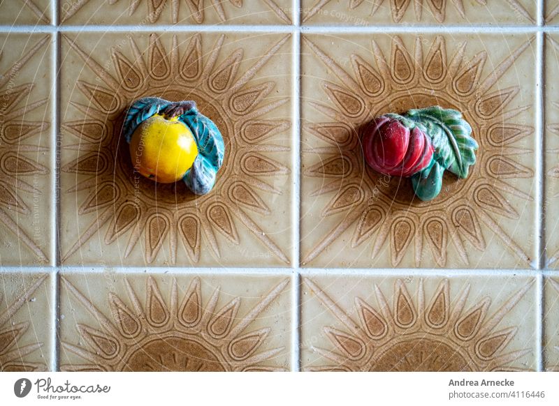 Retro Fliesen / Kacheln mit Apfel und Tomate Fliesen u. Kacheln braun Küche Keramik Wand Innenaufnahme Sonne 70er Jahre alt Vintage retro Altbau Sanierung