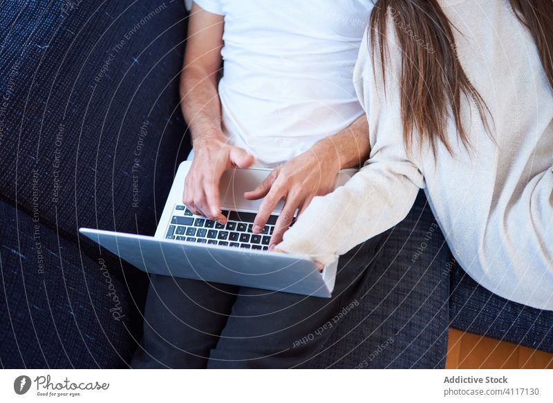 Junges Paar ruht sich zu Hause auf gemütlichem Sofa aus heimwärts Zusammensein ruhen Laptop benutzend lesen jung Partnerschaft Ehemann Liege Gerät Apparatur
