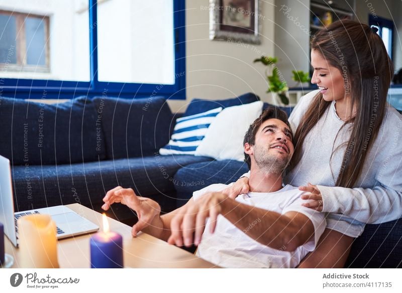 Junges verliebtes Paar ruht sich zu Hause aus heimwärts Umarmung ruhen Liebe Partnerschaft romantisch lässig Sofa sich[Akk] entspannen jung positiv Glück