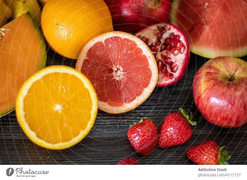 Verschiedene reife Früchte auf einem Holztisch Frucht Gesundheit sortiert Tisch Vitamin Sommer Saison Haufen farbenfroh verschiedene frisch Lebensmittel