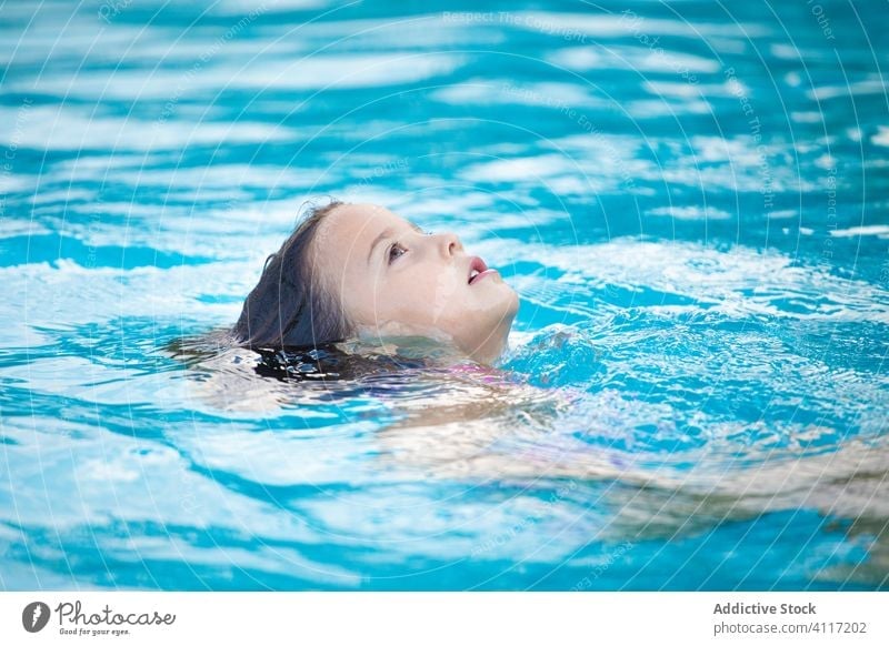 Kleines Mädchen schwimmt im Pool Schwimmer Wasser sich[Akk] entspannen Freude Sauberkeit nass schwimmen Kind ruhen Resort Lifestyle Sommer niedlich bezaubernd
