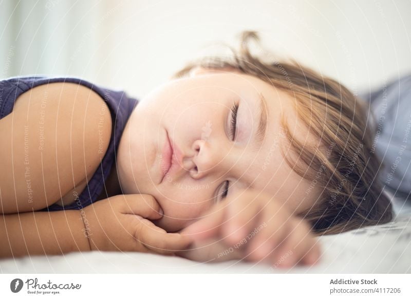 Niedliches Baby schläft auf dem Bett Kleinkind schlafen Schlafzimmer heimwärts Komfort gemütlich friedlich Kind ruhen sich[Akk] entspannen ruhig niedlich