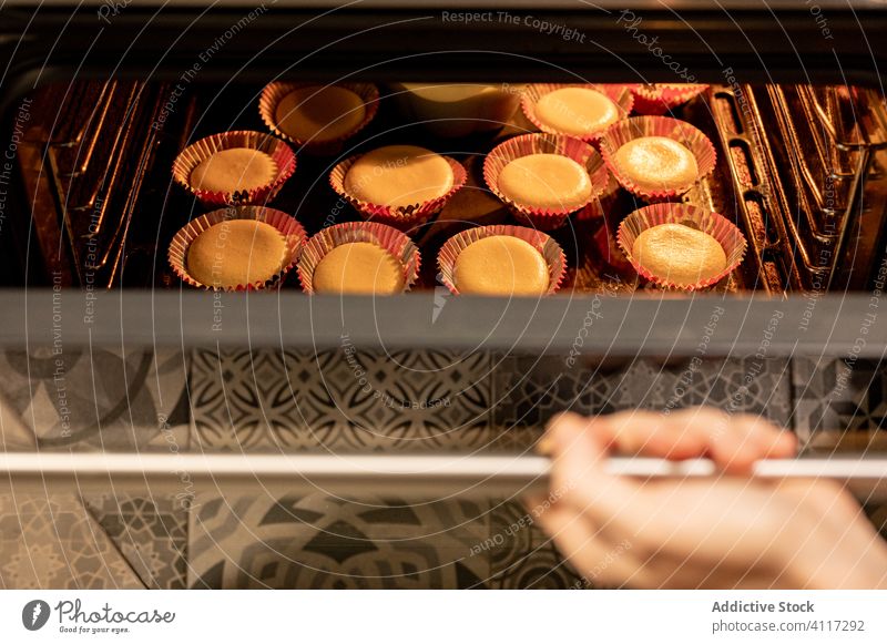 Person, die die Cupcakes im Ofen kontrolliert prüfen backen heimwärts Küche Gebäck offen heiß Lebensmittel Tablett Muffin Dessert Herd Speise Mahlzeit