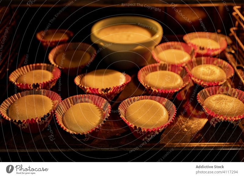 Hausgemachte Cupcakes im Ofen backen heimwärts Küche Gebäck offen heiß Lebensmittel Tablett Muffin Dessert Herd Speise Mahlzeit vorbereiten Vorrichtung süß