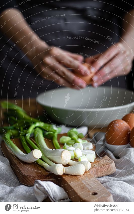 Schalotten und Champignons in der Nähe der kochenden Hausfrau Frühlingszwiebel Pilz Koch Bestandteil mischen Schneidebrett rustikal frisch Küche Haufen