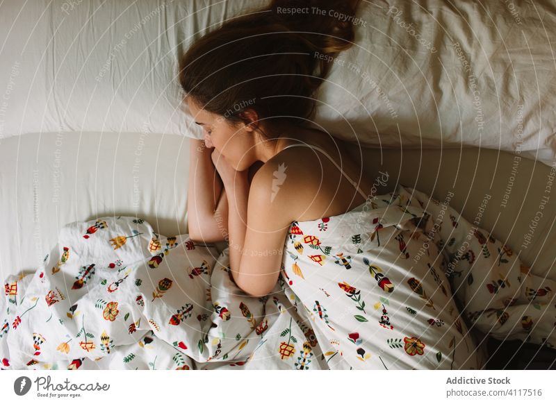 Junge verträumte Frau schläft im Bett schlafen sich[Akk] entspannen Gelassenheit jung träumen Frieden gemütlich Schlafzimmer ruhig Windstille liegend Decke