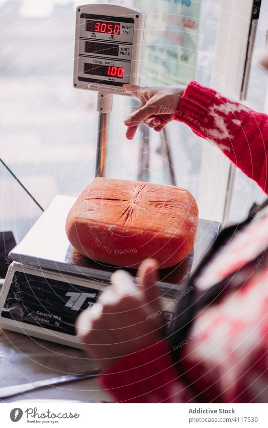 Elektronische Waage mit Käse im Lebensmittelgeschäft Skala Gewicht Maschine Werkstatt elektronisch Abfertigungsschalter Gewerbe Markt Einzelhandel Gerät Anzeige