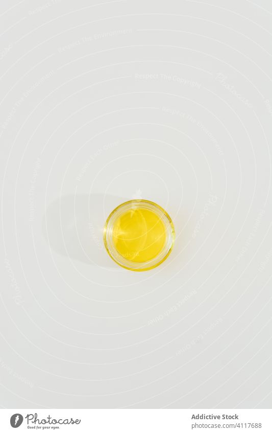 Glas mit Öl auf weißem Hintergrund oliv Erdöl natürlich Gesundheit Bestandteil organisch Lebensmittel Ernährung Diät Tasse frisch Vegetarier Mahlzeit Küche gelb