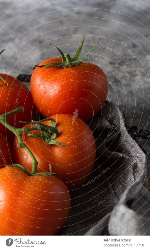 Saubere Tomaten auf Stoffserviette Sauberkeit nass Gesundheit Serviette Tisch Bestandteil Lebensmittel rustikal frisch natürlich organisch Gemüse Vegetarier
