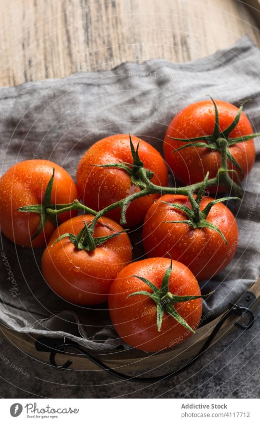 Saubere Tomaten auf Stoffserviette Sauberkeit nass Gesundheit Serviette Tisch Bestandteil Lebensmittel rustikal frisch natürlich organisch Gemüse Vegetarier