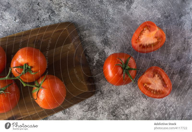 Reife Tomaten auf grauem Tisch Küche frisch Koch Bestandteil Hälfte ganz Lebensmittel organisch Gesundheit Gemüse reif natürlich Vegetarier Ernährung Diät