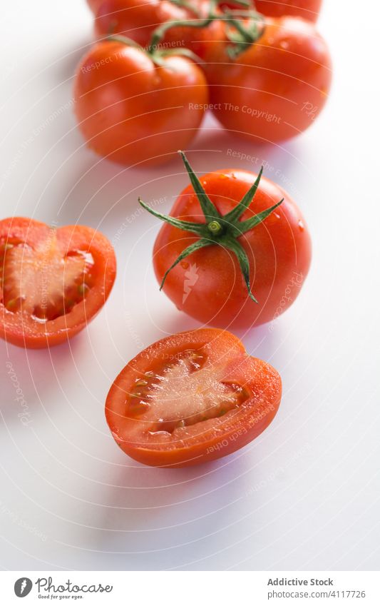 Strauß frischer reifer Tomaten organisch Lebensmittel Bestandteil Haufen ganz Hälfte Gemüse Gesundheit Vegetarier natürlich roh Diät rot Vitamin Ernährung