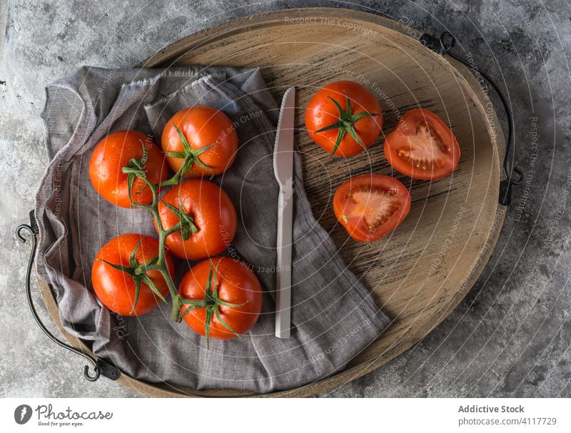 Reife Tomaten auf grauem Tisch Küche frisch Koch Bestandteil Hälfte ganz Lebensmittel organisch Gesundheit Gemüse reif natürlich Vegetarier Ernährung Diät