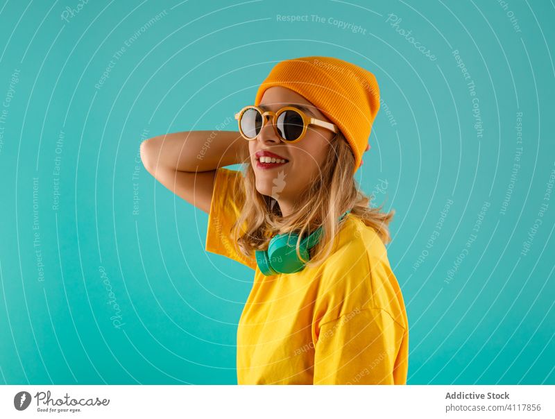 Trendige junge Frau mit Sonnenbrille Stil modern farbenfroh hell selbstbewusst urban lässig Model trendy cool pulsierend lebhaft Accessoire Hut T-Shirt