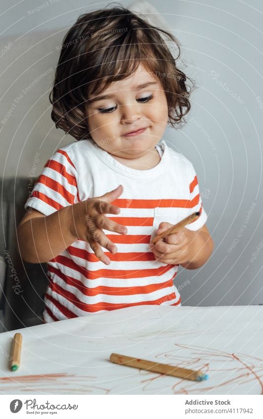 Konzentriertes kleines Kind beim Zeichnen am Tisch zeichnen wenig Bildung Bleistift kreativ Vorschule farbenfroh niedlich Junge lernen Kindheit bezaubernd