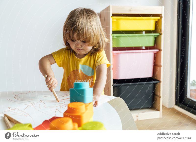 Konzentriertes kleines Kind beim Zeichnen am Tisch zeichnen wenig Bildung Bleistift kreativ Vorschule farbenfroh niedlich Mädchen lernen Kindheit bezaubernd