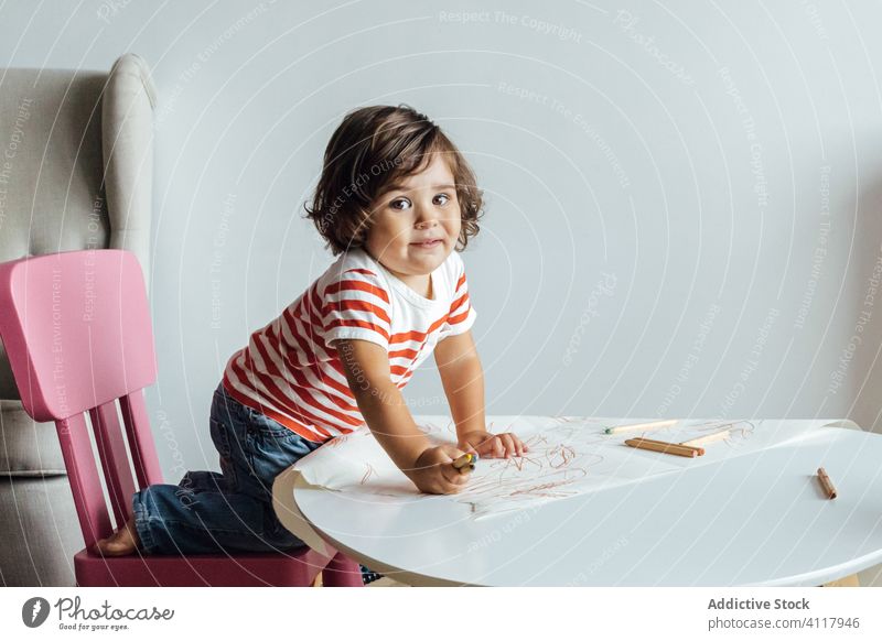 Konzentriertes kleines Kind beim Zeichnen am Tisch zeichnen wenig Bildung Bleistift kreativ Vorschule farbenfroh niedlich Junge lernen Kindheit bezaubernd