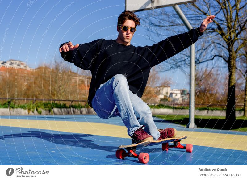 Junger Mann fällt vom Skateboard fallen Mitfahrgelegenheit Trick Sportpark Hipster Arm angehoben urban Großstadt männlich Skater Straße Energie Hobby sonnig