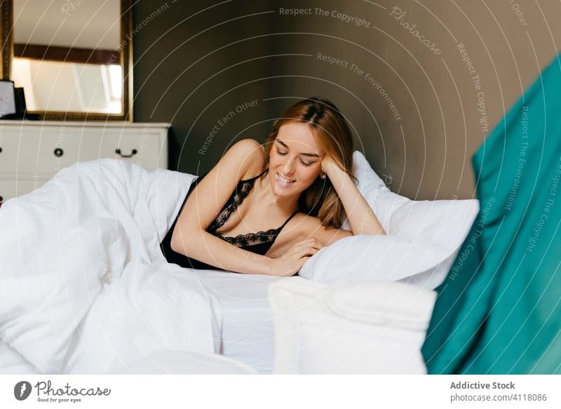 Junge Frau im Bett liegend Morgen heimwärts Unterwäsche Schlafzimmer gemütlich jung sich[Akk] entspannen Komfort ruhen Dessous Kopfkissen Lifestyle Appartement