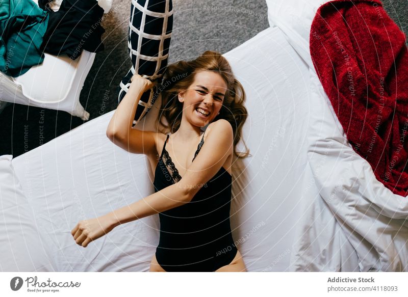 Glückliche Frau hat Spaß im Bett spielen werfen Kopfkissen Lachen Unterwäsche heimwärts Morgen sich[Akk] entspannen ruhen jung Schlafzimmer Komfort schön