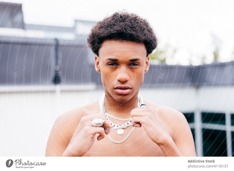 Hemdloser ethnischer Mann mit Kettenhalsbändern trendy anketten Halskette cool Streetstyle nackter Torso jung Straße selbstbewusst modern schwarz Afroamerikaner