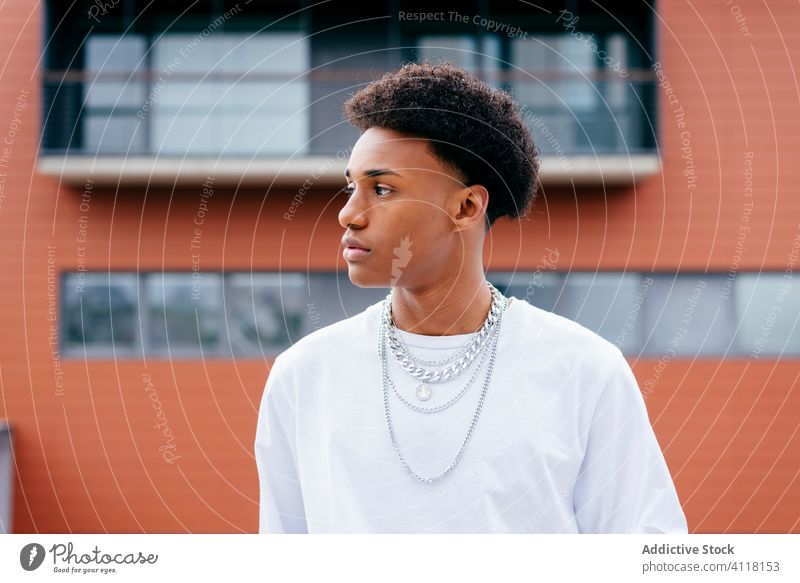 Stilvoller afroamerikanischer Mann steht auf der Straße Mode trendy anketten Halskette urban ethnisch modern jung Großstadt selbstbewusst Afroamerikaner schwarz