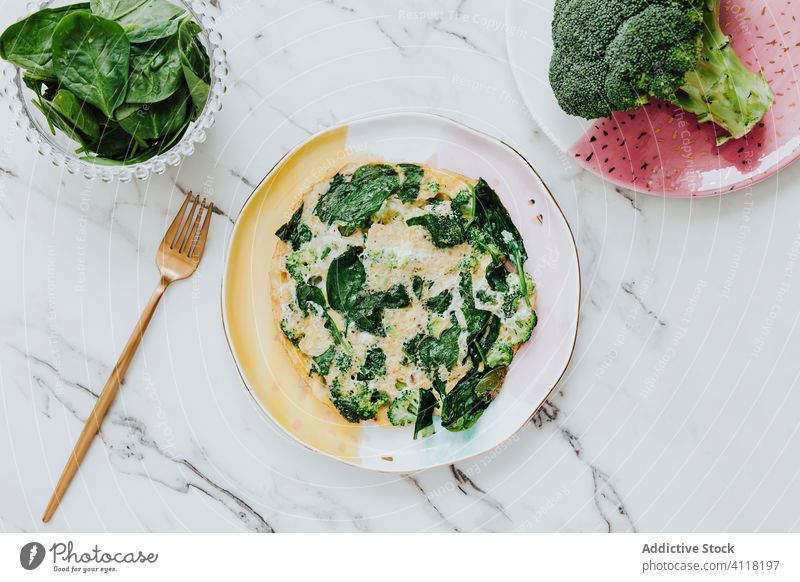 Brokkolisalat mit Spinat und Käse Salatbeilage Teller Gabel Murmel Tisch frisch dienen Lebensmittel geschmackvoll Gesundheit Mahlzeit lecker Speise organisch
