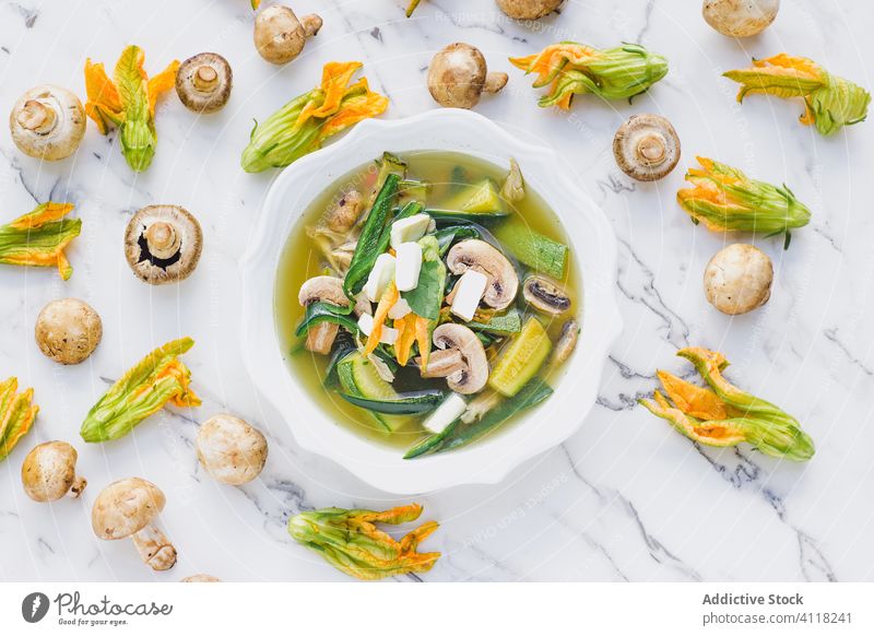 Gemüsesuppe mit Champignons und Zucchiniblüten Suppe Salatbeilage Pilz Salatgurke Blume exotisch frisch Supernahrung Gesundheit natürlich Küche Abendessen