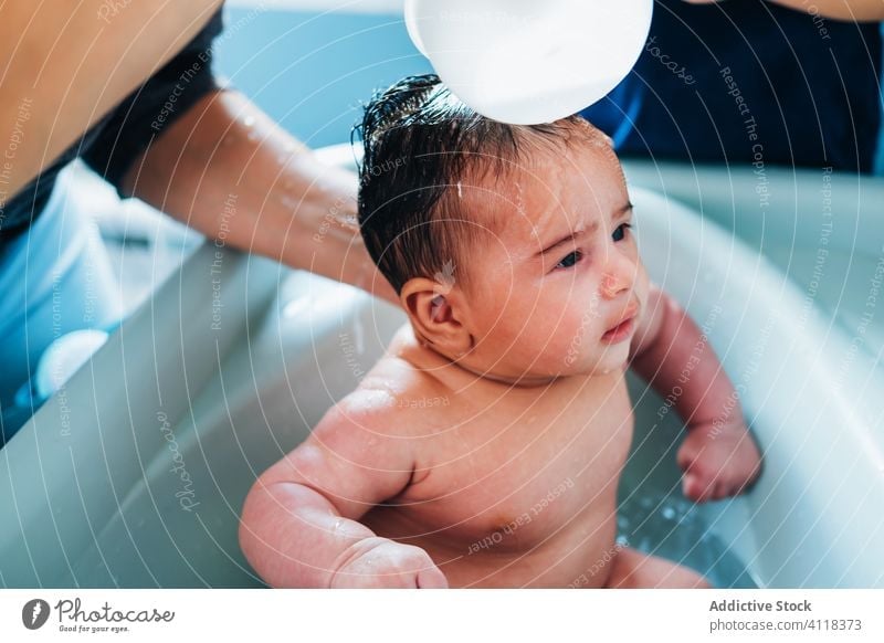 Mutter mit kleinem Sohn wäscht Baby in der Badewanne Frau Kinder Die Geschwister Pflege neugeboren Waschen ethnisch Schalen & Schüsseln Liebe sanft Zusammensein