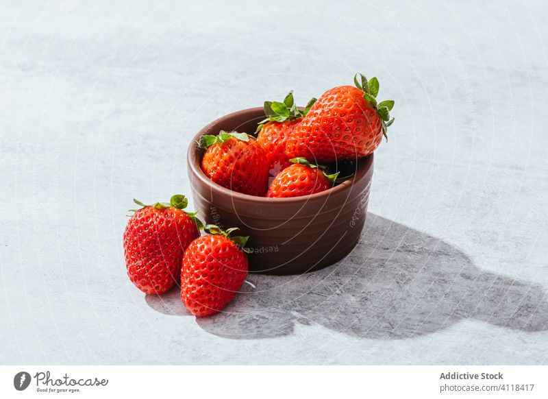 Frische Erdbeeren auf dem Leuchttisch Beeren reif frisch rot Schalen & Schüsseln Tisch natürlich Gesundheit Lebensmittel lecker süß Vitamin Sommer Frucht