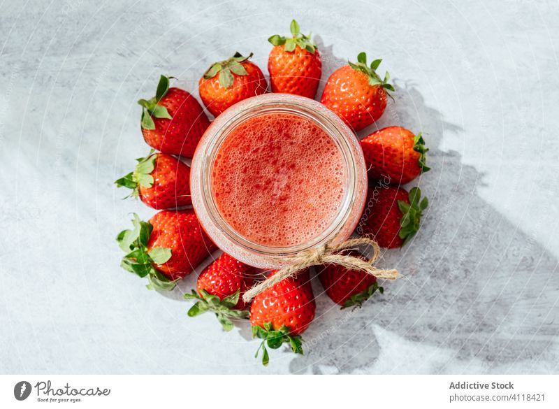 Gesundes Erdbeergetränk im Glas Erdbeeren Saft selbstgemacht Beeren rustikal frisch natürlich Gesundheit Garn geschmackvoll reif lecker Lebensmittel Vitamin