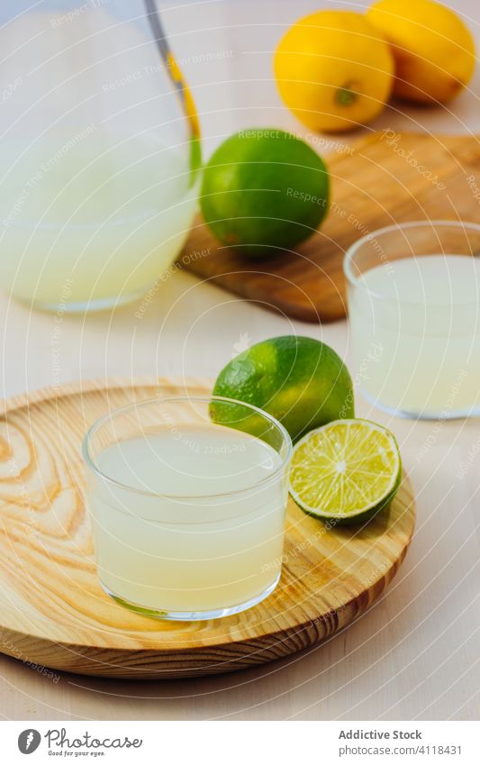 Köstliche Limonade in Gläsern serviert selbstgemacht Zitrusfrüchte Zitrone Frucht Getränk Glas trinken Erfrischung kalt lecker geschmackvoll liquide vorbereitet