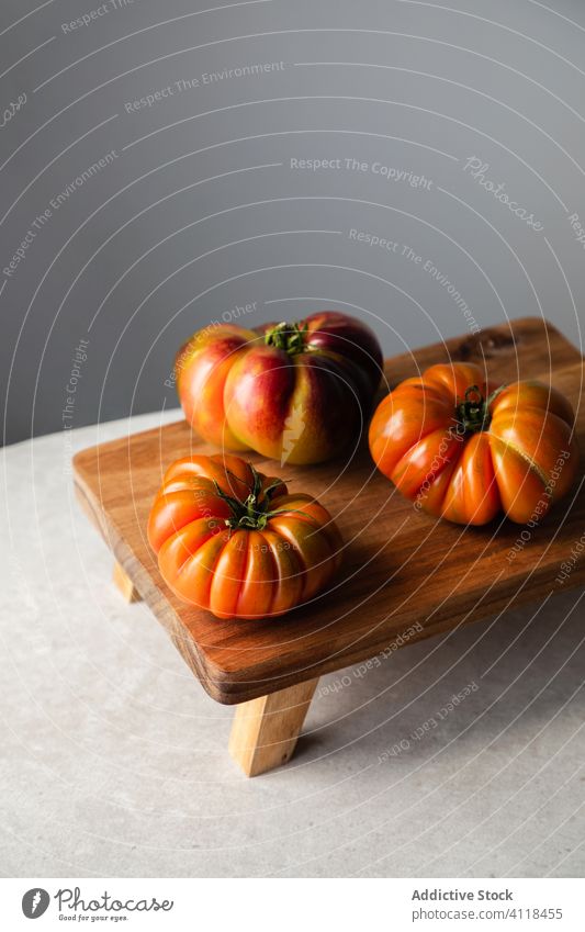 Komposition mit roten Tomaten auf dem Tisch frisch reif natürlich roh hölzern Holzplatte Lebensmittel Gemüse Koch ganz appetitlich Küche Gesundheit Mahlzeit