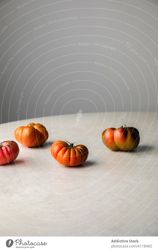 Reifende Tomaten auf weißem Tisch rot frisch reifen natürlich roh Lebensmittel Gemüse Koch ganz appetitlich Küche Gesundheit Mahlzeit Vegetarier essen Diät