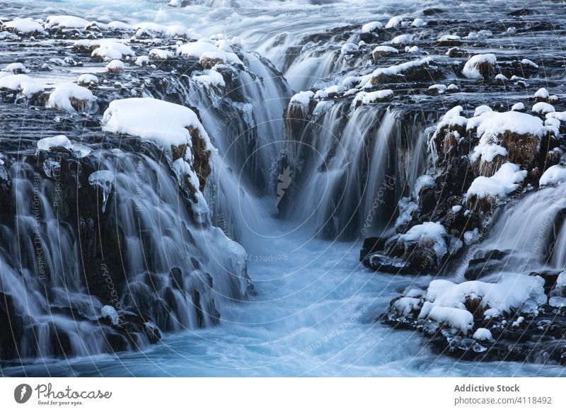 Gefrorene Wasserfälle auf felsigem Terrain Wasserfall Fluss gefroren rau Norden nordisch Schnee schwer Gelände Island vulkanisch Landschaft arktische Winter Eis