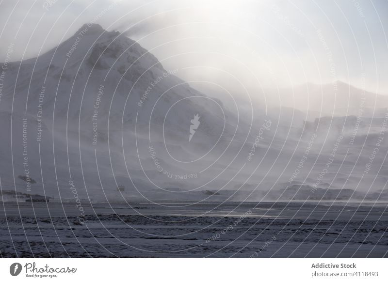 Schneebedeckter Vulkan im nebligen Gebirge schwer wild Berge u. Gebirge Winter Schneesturm Dunst kalt arktische Landschaft Ambitus Island Felsen Natur Nebel