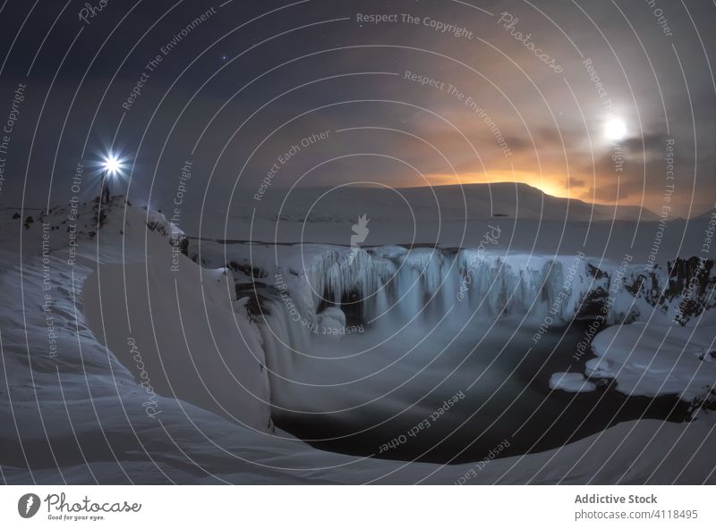 Nördlicher See in verschneitem Gelände bei Sonnenuntergang schwer Schnee wild Norden gefroren kalt Wasserfall wüst reisen rau Tourismus extrem Island nordisch