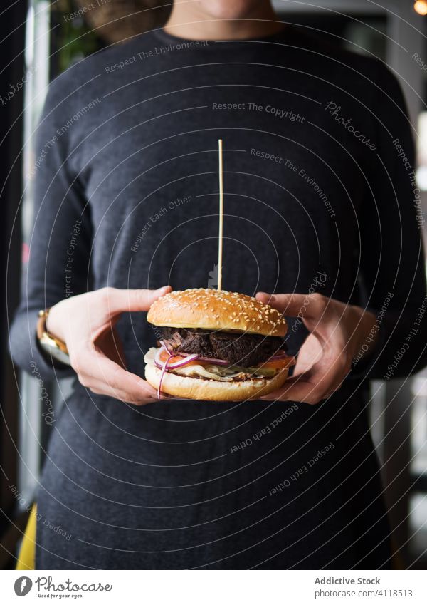 Person hält einen Hamburger in den Händen Burger Fastfood Snack Junk Food Fleisch Rindfleisch Mittagessen Hand Abendessen ungesund Mahlzeit Küche Brötchen