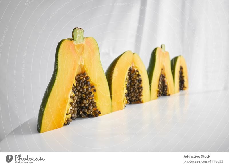 Stücke von reifen Papaya auf weißem Hintergrund tropisch Spielfigur Samen frisch Lebensmittel Scheibe Frucht Dessert geschnitten Gesundheit Mahlzeit Sommer
