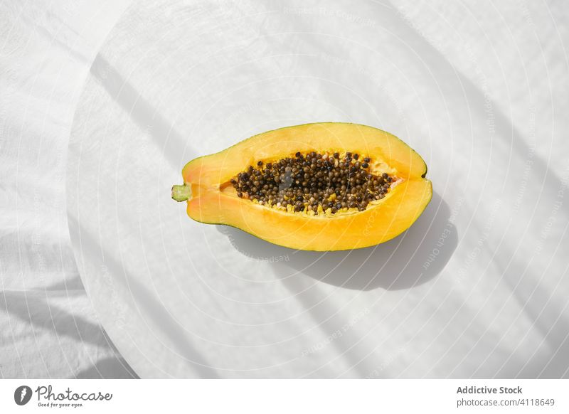 Reife Papayahälften auf dem Tisch tropisch Hälfte reif Samen frisch Lebensmittel Frucht Dessert geschnitten Gesundheit Mahlzeit Schatten Feinschmecker Sommer