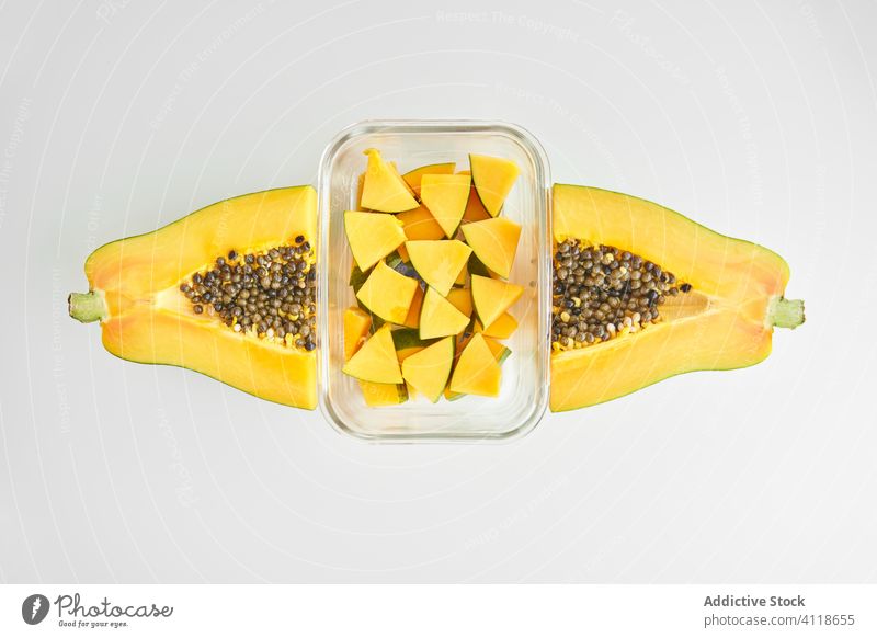 Glasbehälter und geschnittene Papaya tropisch Spielfigur Container reif Samen frisch Lebensmittel Hälfte Frucht Dessert Gesundheit Sommer dienen süß Snack
