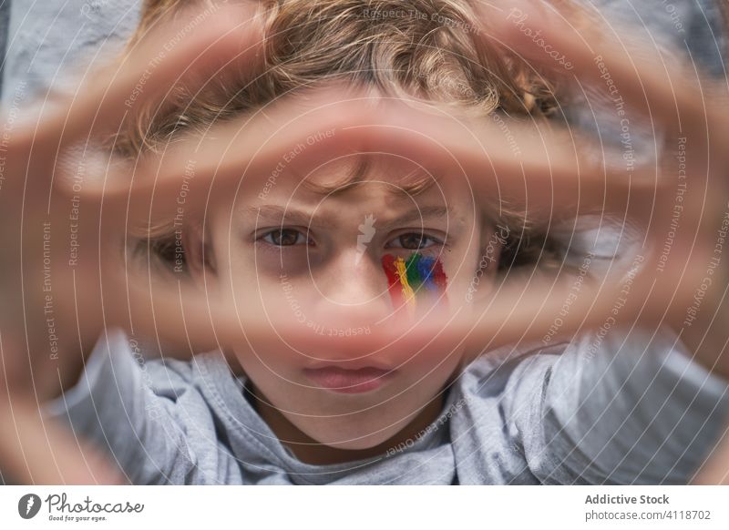 Ernster Junge mit Regenbogen, der die Hände mit der Aufschrift Stay Home zeigt Quarantäne zu Hause bleiben stoppen Konzept gestikulieren Symbol Lügen Stock