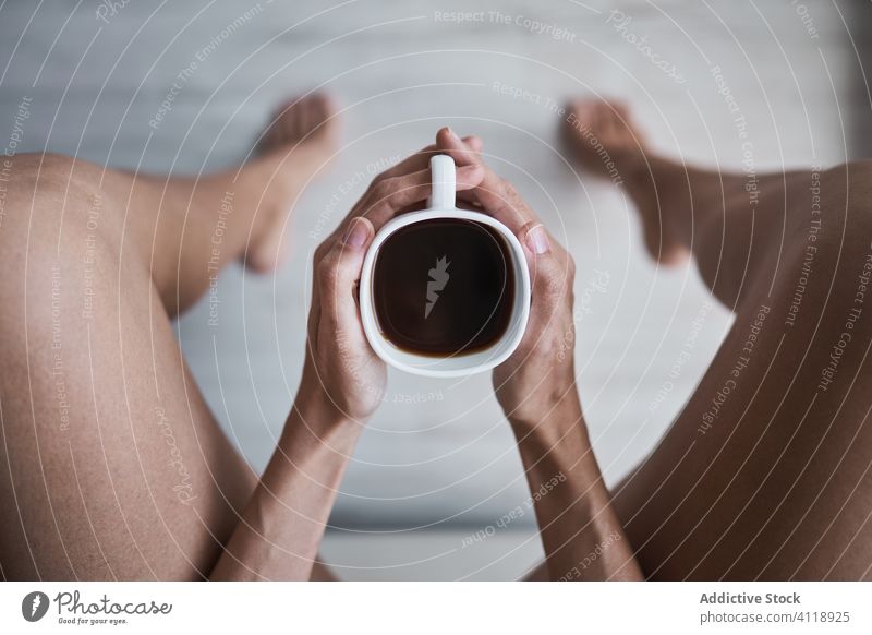 Anonyme Frau mit Tasse Kaffee trinken Espresso Aroma Koffein Hände Getränk Geschmack schwarzer Kaffee Becher Frühstück Morgen im Innenbereich Textfreiraum