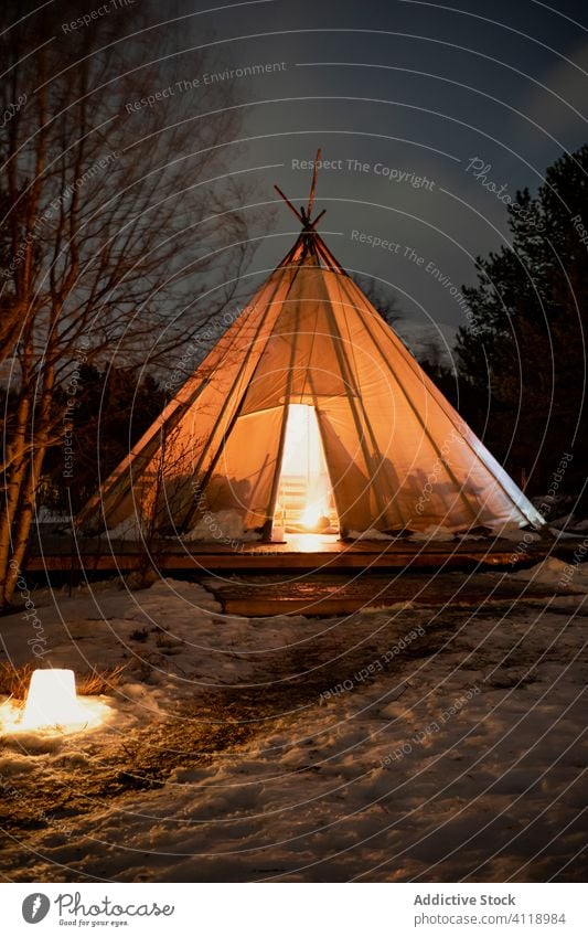 Einsames touristisches Tipi-Zelt mit Lagerfeuer im verschneiten Wald in kalter Winternacht Tourismus reisen Nacht Abend Ausflug Flamme Feuer Natur Einsamkeit