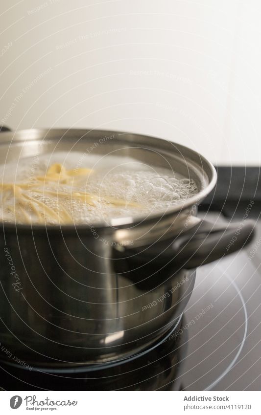 Kochtopf mit kochendem Wasser und Spaghetti Spätzle vorbereiten Nudel selbstgemacht Küche Lebensmittel Küchengeräte Metall Vorrichtung Verdunstung heimisch