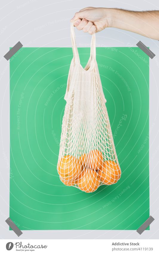 Erntearbeiter, der einen Sack mit Orangen trägt Person Tasche keine Verschwendung orange Lebensmittelgeschäft Konzept umweltfreundlich führen Rechteck hell